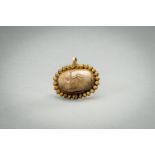 AN OVAL AGATE INTAGLIO SET 'LION' GOLD PENDANT