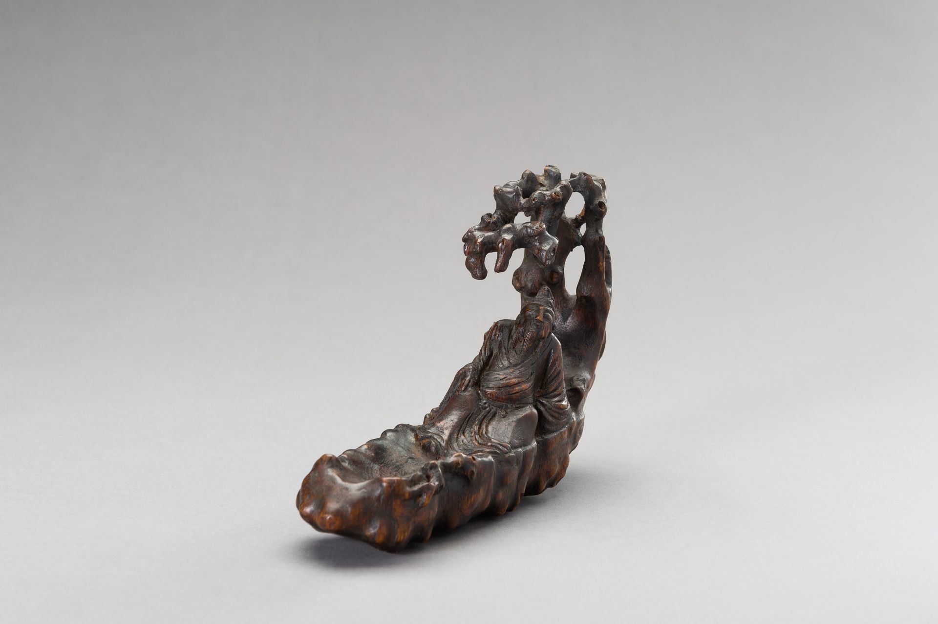 A CHENGXIANGMU ALOESWOOD CARVING OF A SAGE ON A RAFT, QING DYNASTY - Bild 2 aus 11