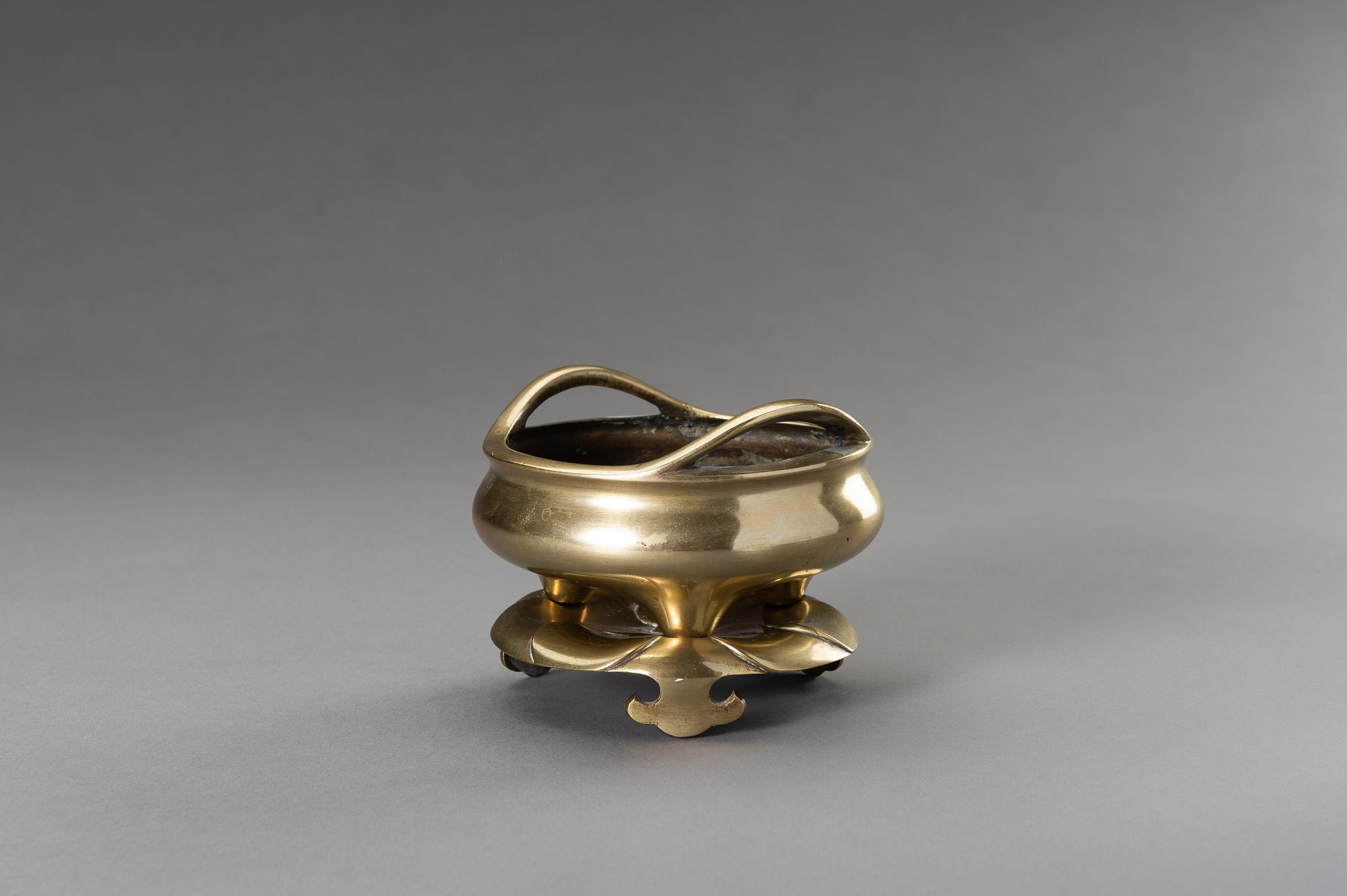 A GILT-BRONZE TRIPOD CENSER WITH MATCHING STAND - Image 6 of 10
