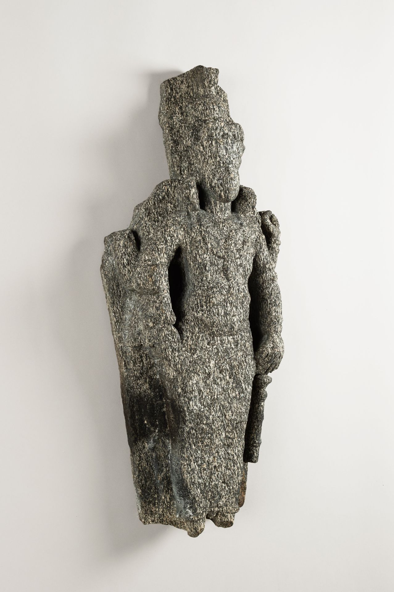 AN INDIAN GRANITE STONE STATUE OF A DEITY - Image 2 of 14