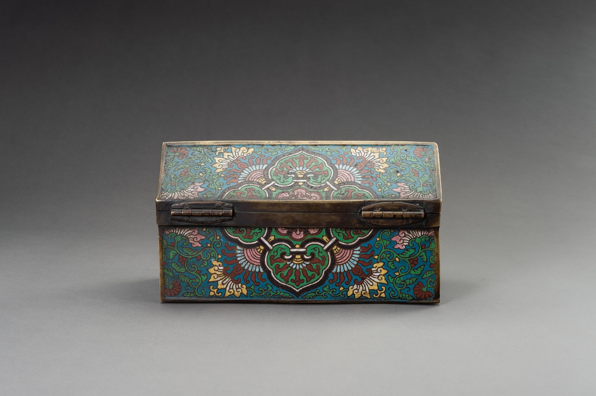 A RECTANGULAR CLOISONNE BOX, LATE QING DYNASTY - Image 6 of 17