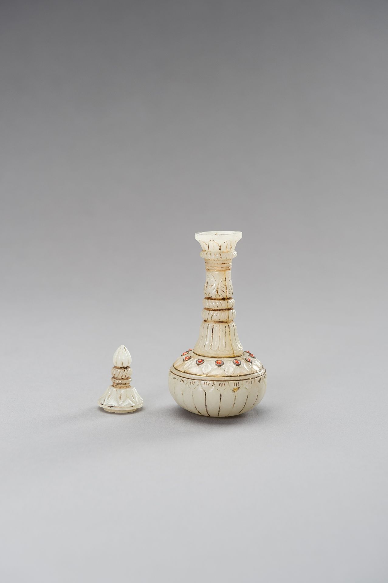 A MUGHAL-STYLE CORAL SET AGATE MINIATURE FLASK - Image 10 of 12