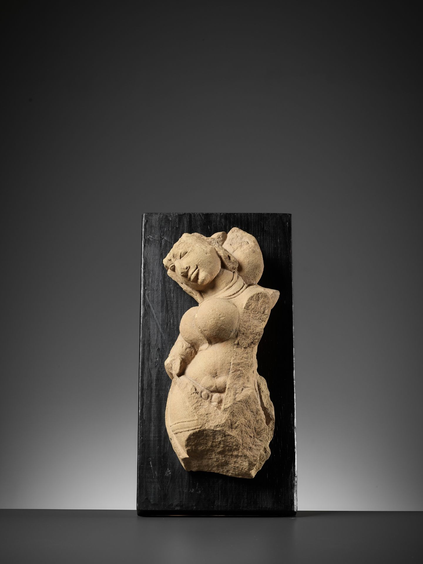 A SANDSTONE FIGURE OF A CELESTIAL WOMAN, SURASUNDARI - Image 6 of 8