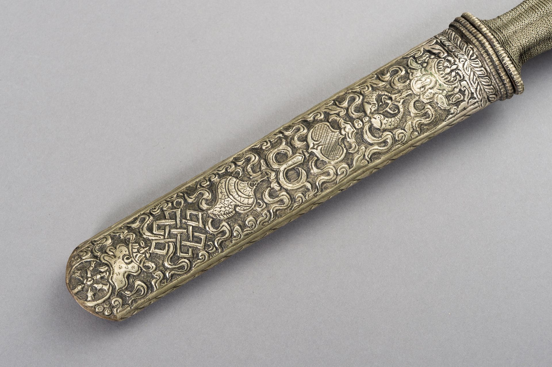 A 'BUDDHIST TREASURES' DAGGER, FIRST HALF OF THE 20TH CENTURY - Image 4 of 7