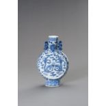 A BLUE AND WHITE MOONFLASK VASE, 1900s