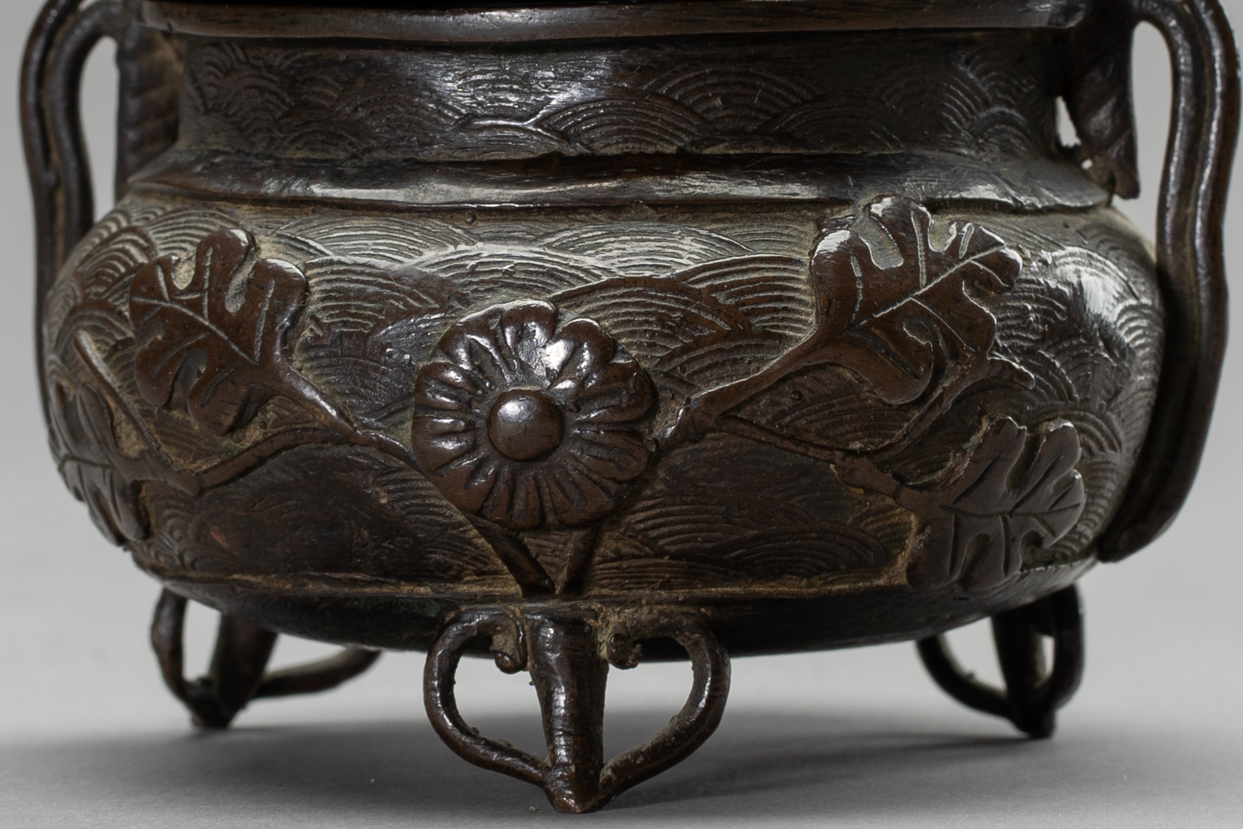 A MINATURE BRONZE TRIPOD CENSER, QING DYNASTY - Image 5 of 11