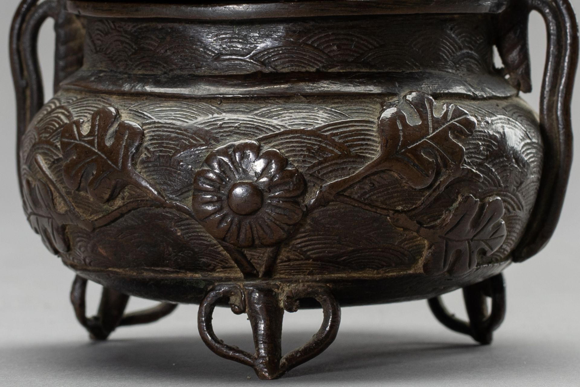 A MINATURE BRONZE TRIPOD CENSER, QING DYNASTY - Image 5 of 11