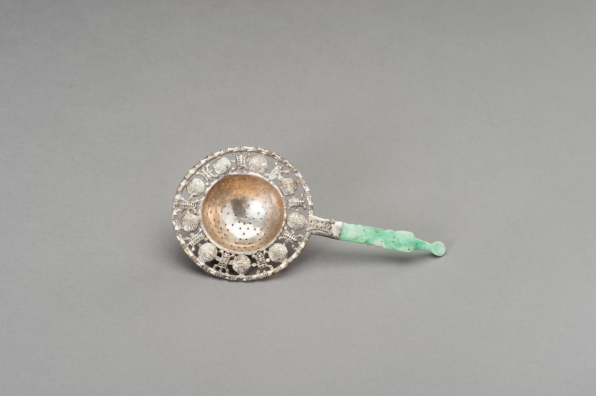 A SILVER-PLATED TEA STRAINER WITH JADEITE HANDLE - Image 3 of 10