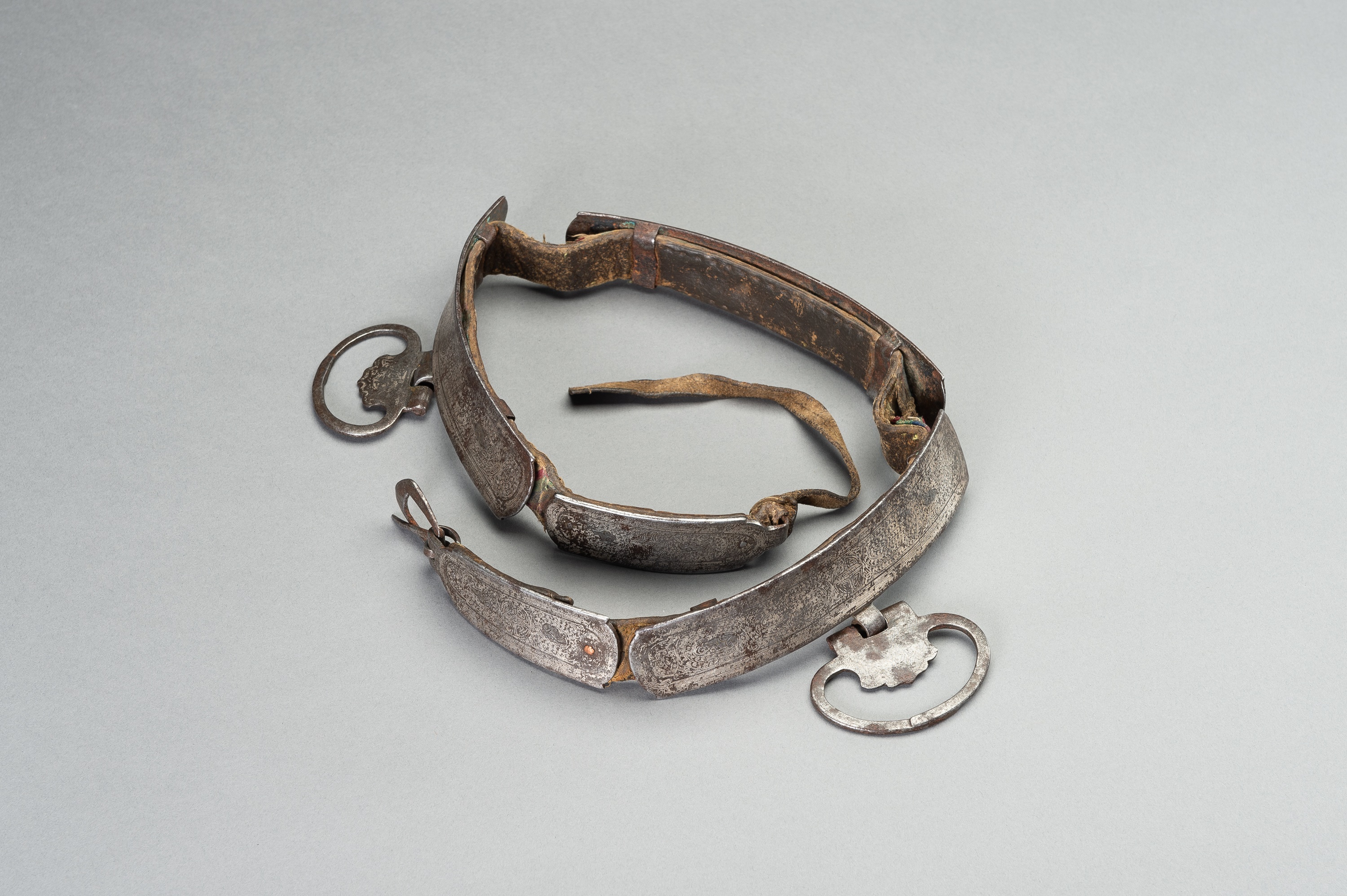 A SILVER DAMASCENED IRON BELT, QING DYNASTY - Image 9 of 11