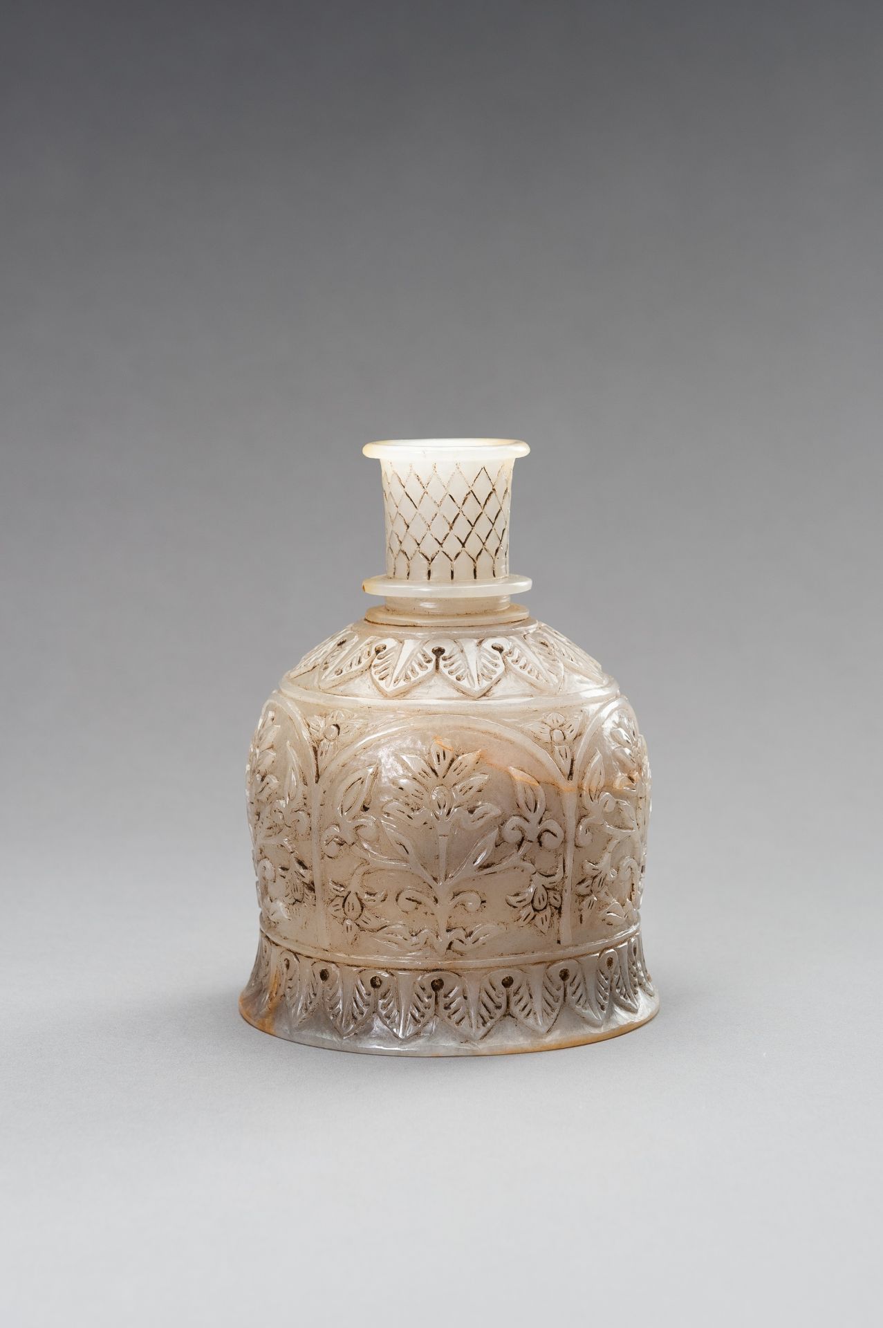 A MUGHAL-STYLE AGATE HOOKAH BASE - Image 3 of 15