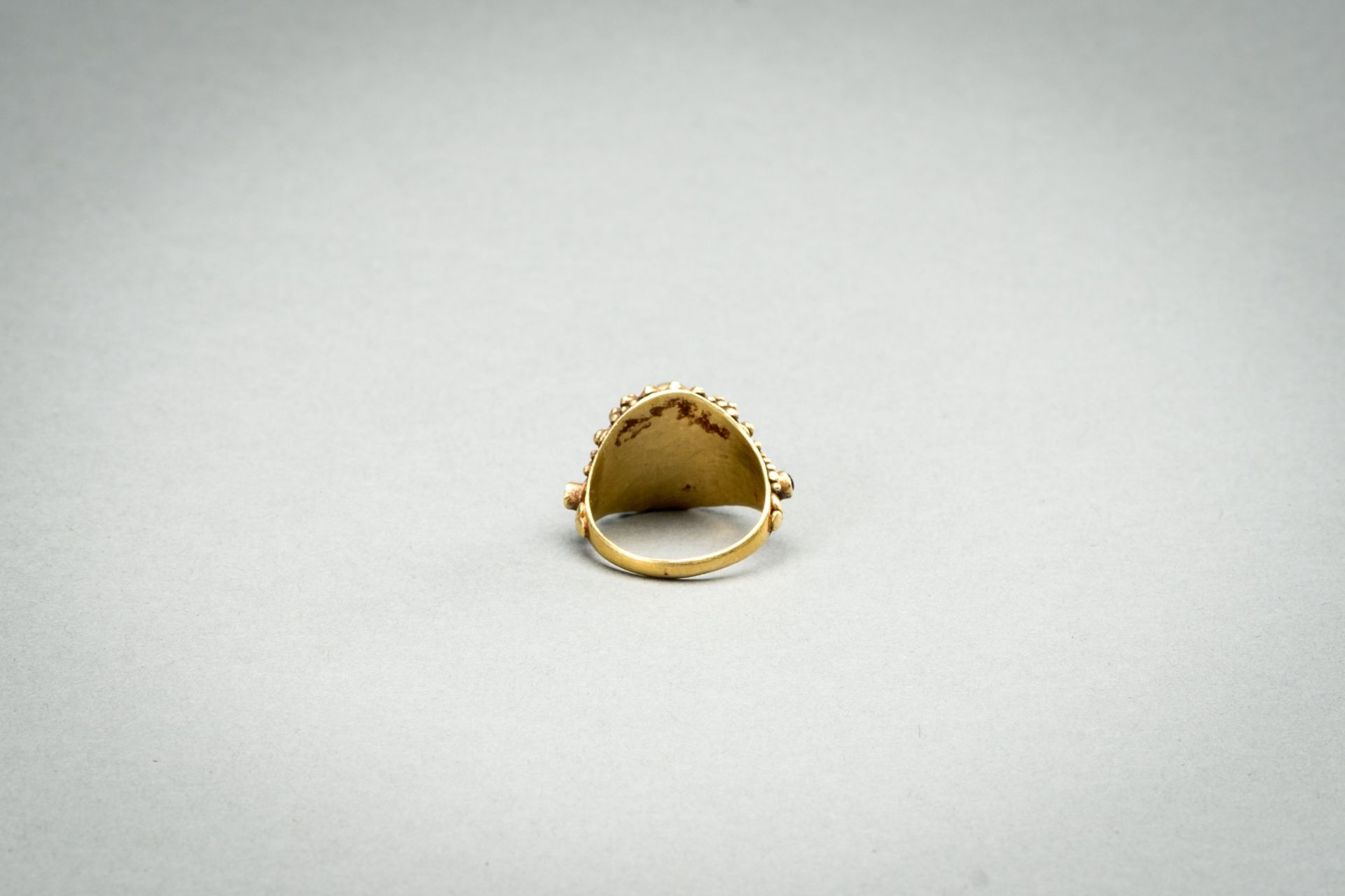 A RUBY-SET GOLD RING - Image 8 of 8