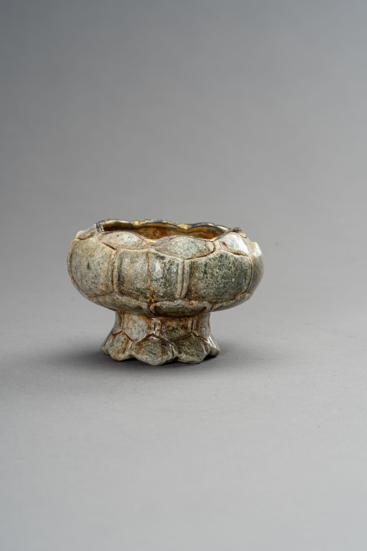 A MUGHAL-STYLE HARDSTONE 'LOTUS' INCENSE BURNER - Image 6 of 10