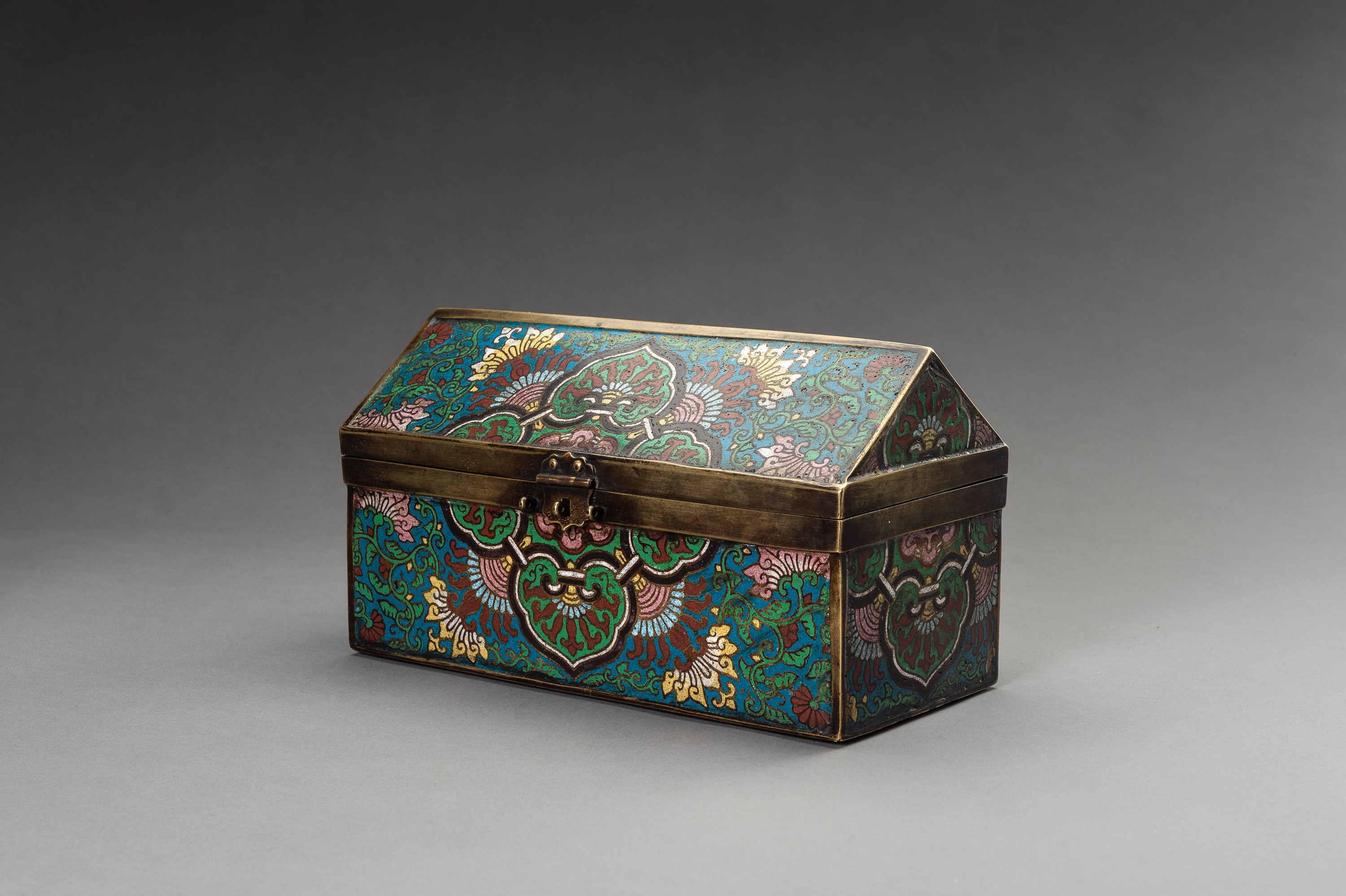 A RECTANGULAR CLOISONNE BOX, LATE QING DYNASTY - Image 2 of 17