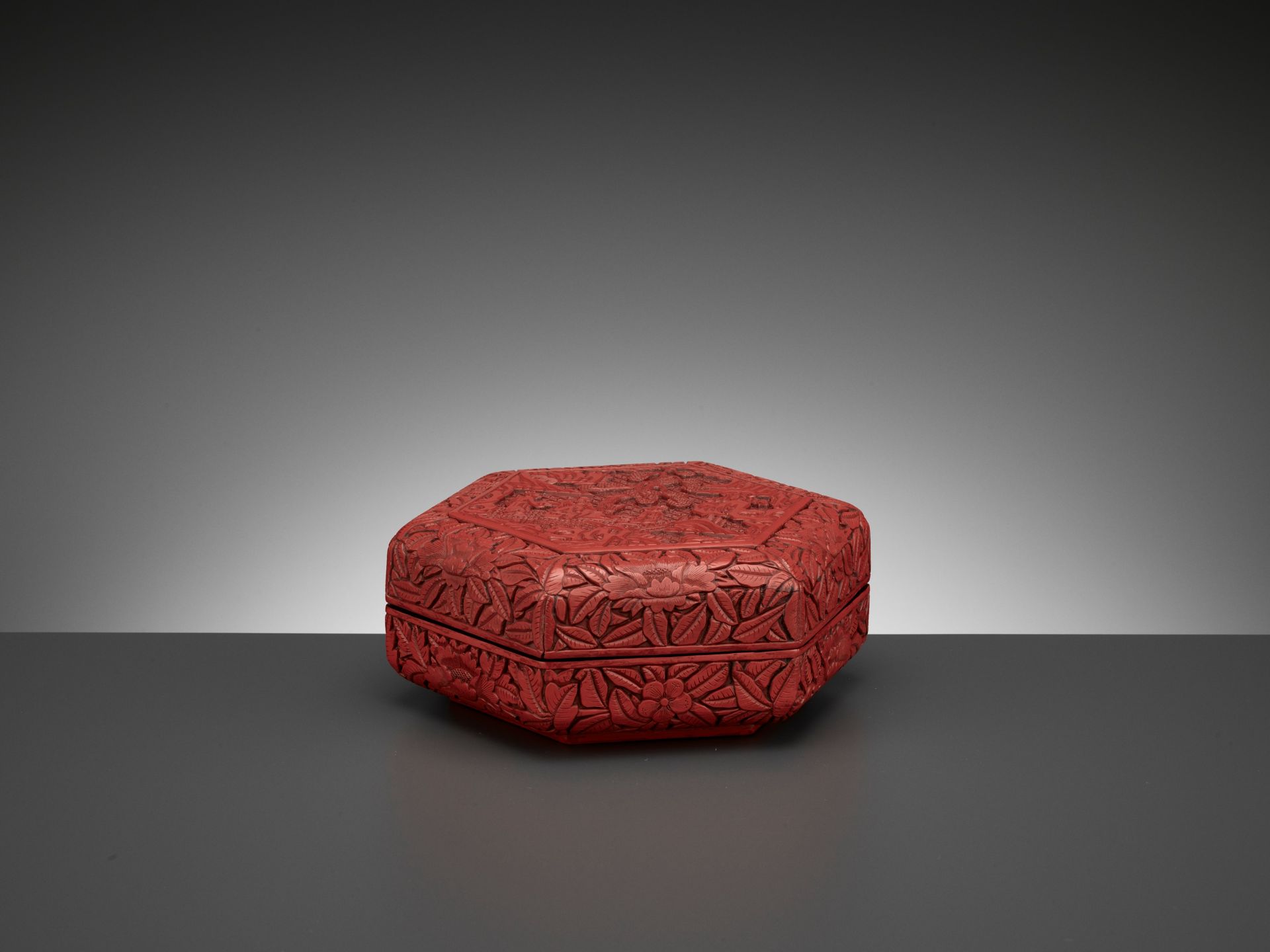 A 'SCHOLAR UNDER THE LYCHEE TREE' CINNABAR LACQUER BOX AND COVER, MING DYNASTY - Bild 7 aus 12