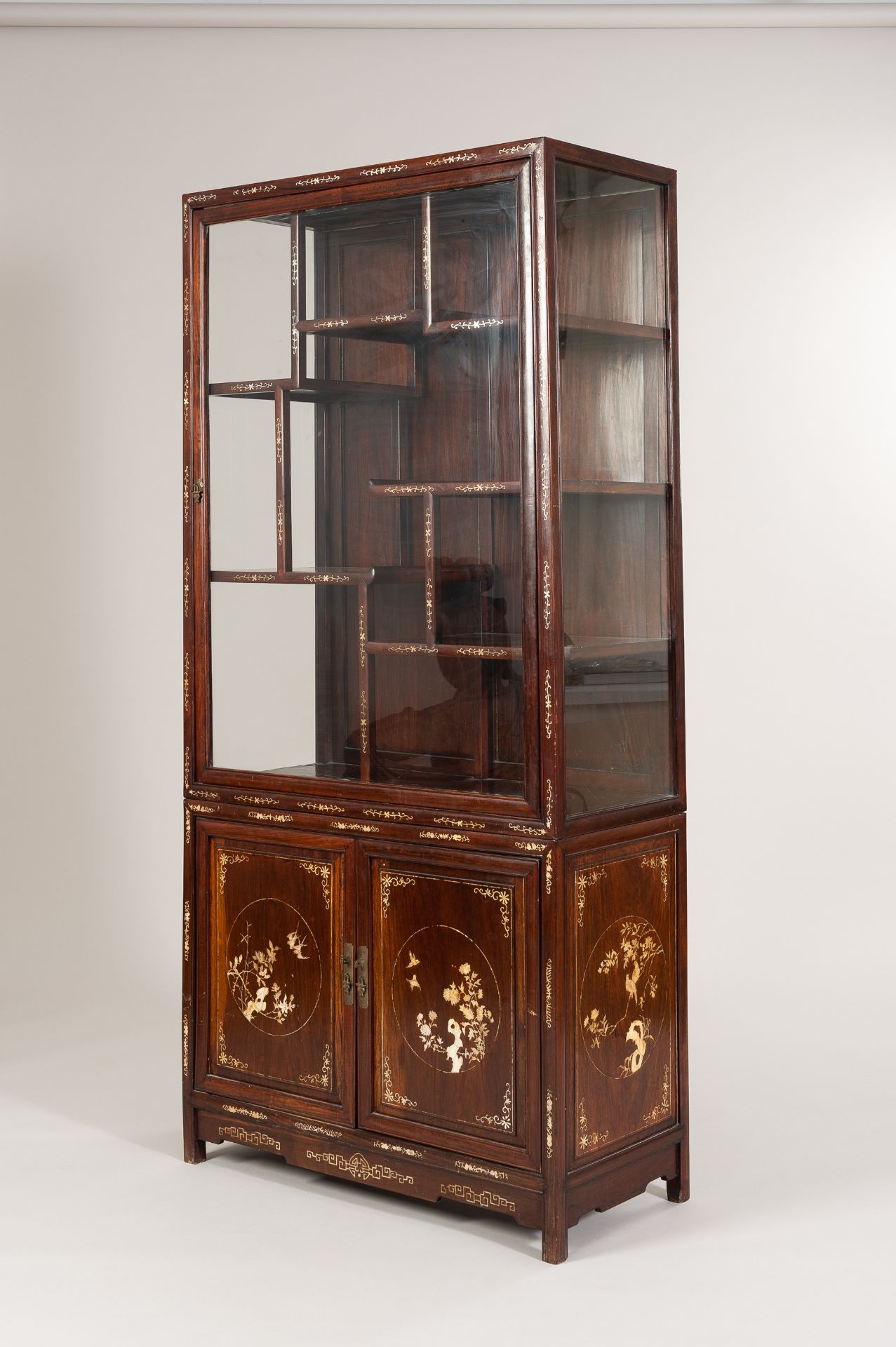 A PAIR OF MOTHER OF PEARL INLAID DISPLAY CABINETS, 1900s - Bild 13 aus 42