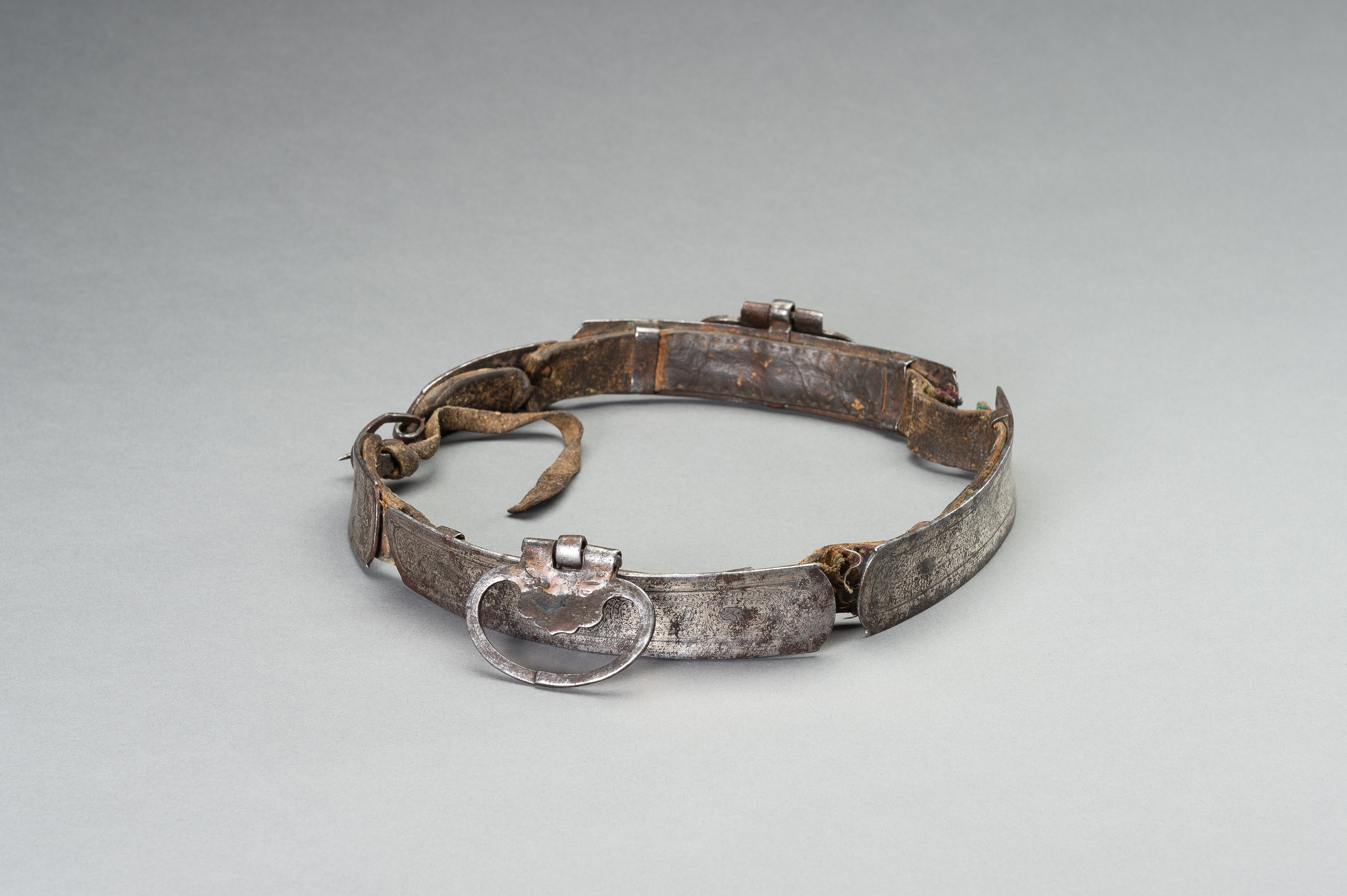 A SILVER DAMASCENED IRON BELT, QING DYNASTY - Image 7 of 11