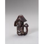 A RESIN 'MONKEY AND MUSHROOM' NETSUKE, 20TH CENTURY