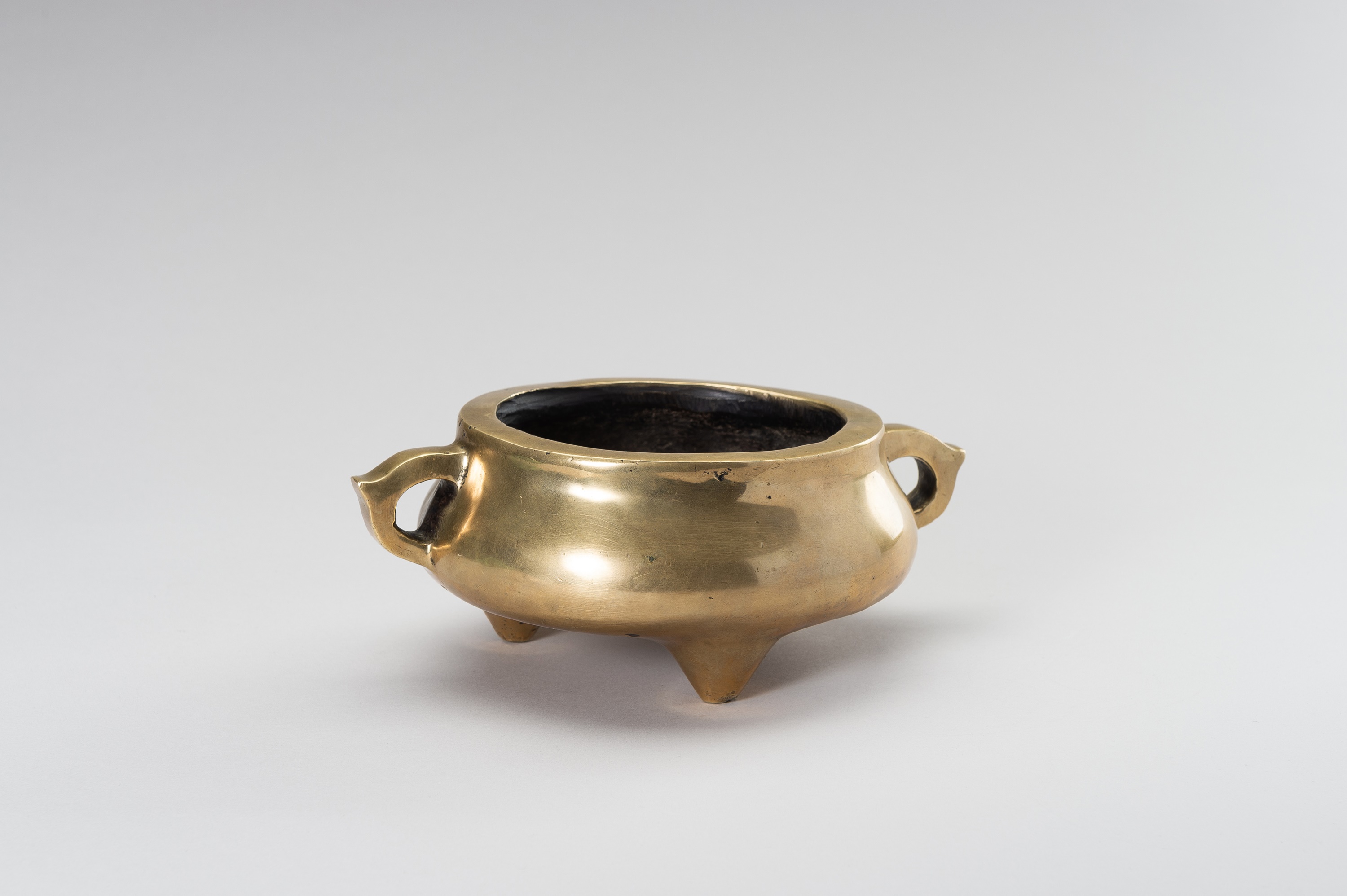 A MASSIVE GILT-BRONZE TRIPOD CENSER - Image 7 of 11