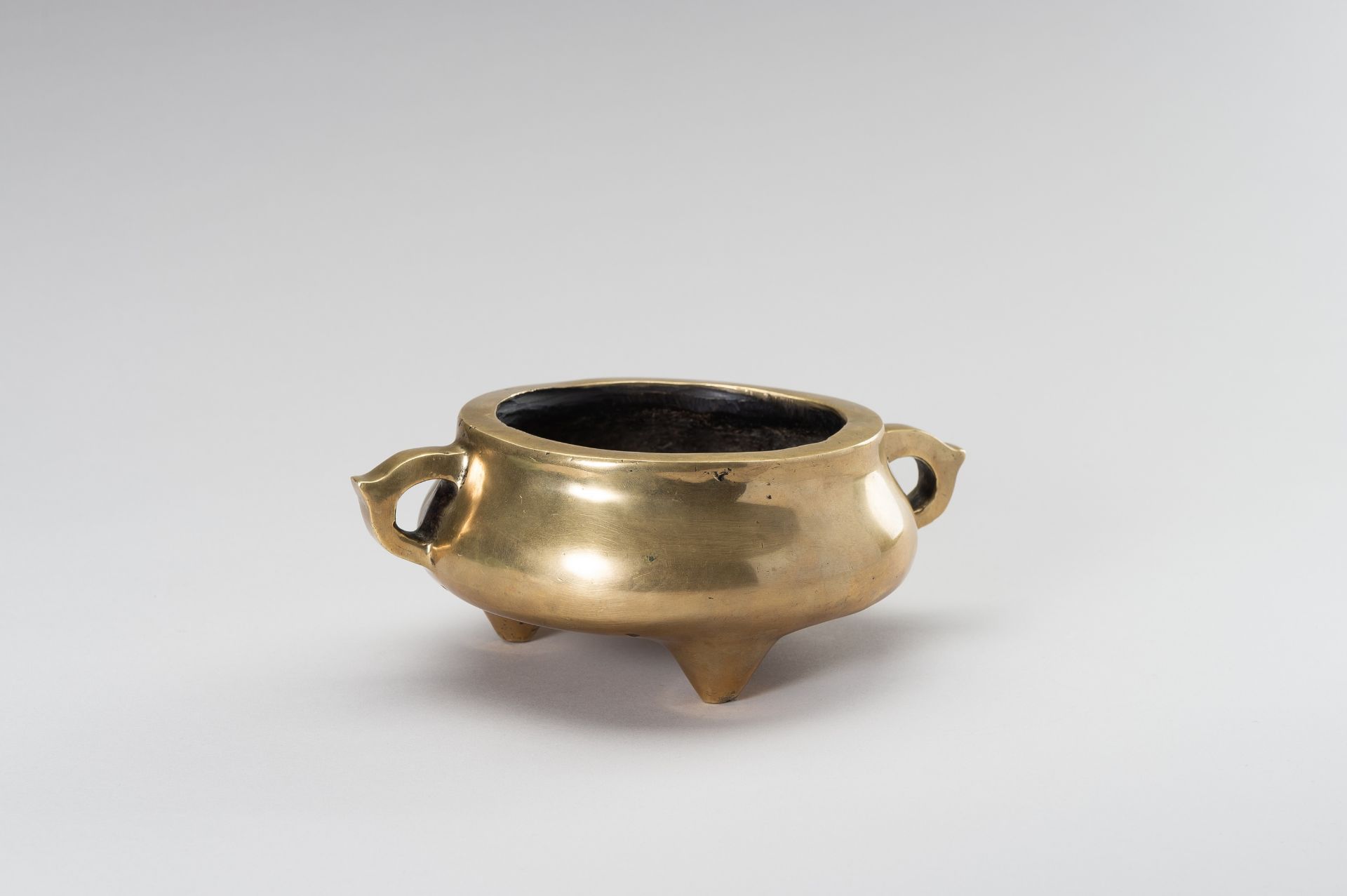 A MASSIVE GILT-BRONZE TRIPOD CENSER - Image 7 of 11