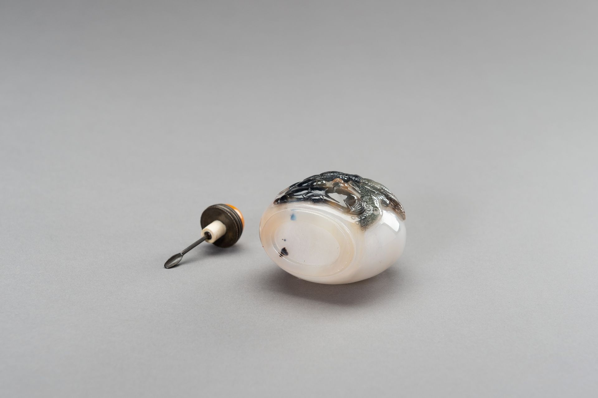 A CHALCEDONY 'HORSE AND MONKEY' SNUFF BOTTLE, 1900s - Image 11 of 11