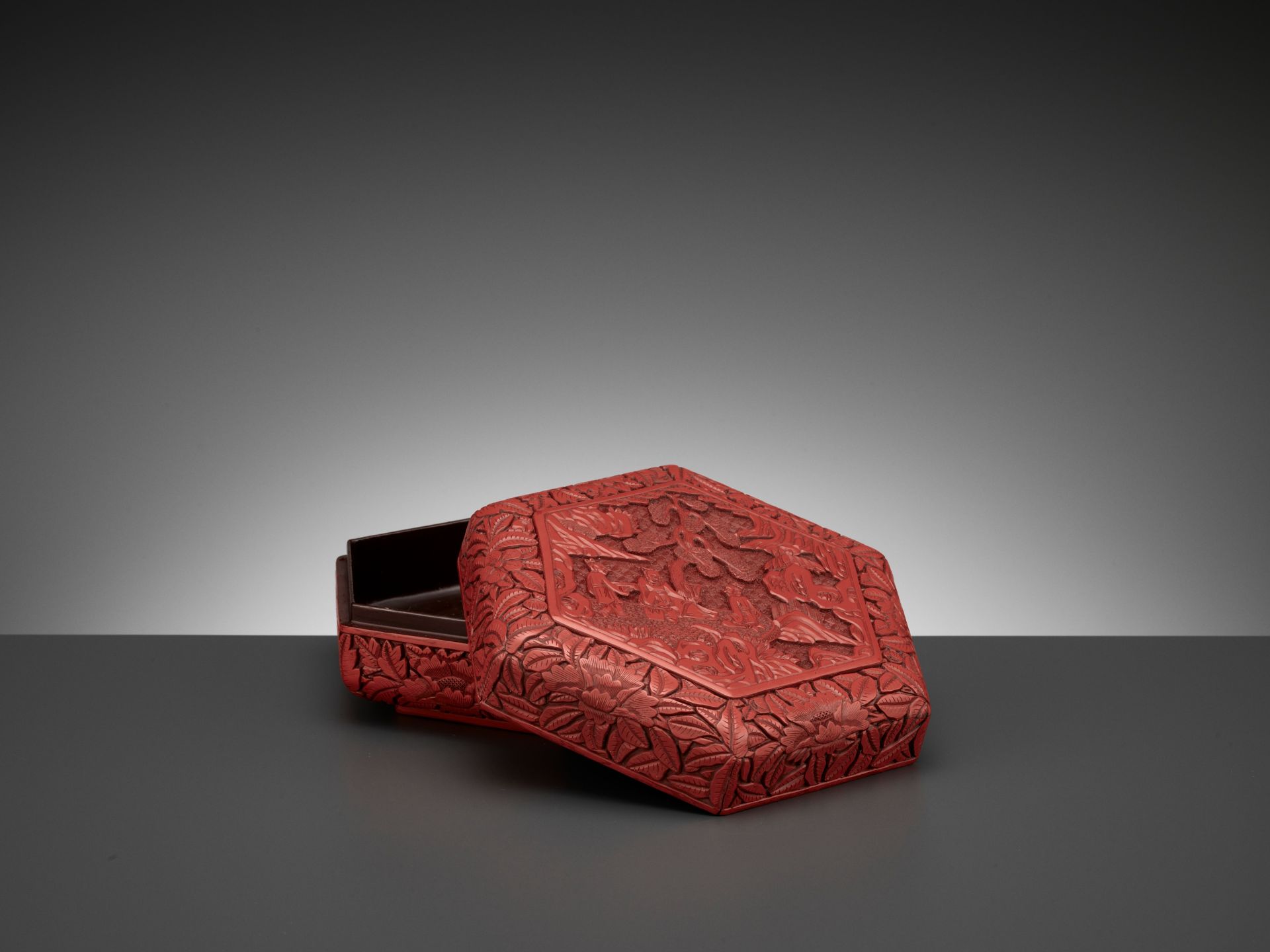 A 'SCHOLAR UNDER THE LYCHEE TREE' CINNABAR LACQUER BOX AND COVER, MING DYNASTY - Bild 9 aus 12