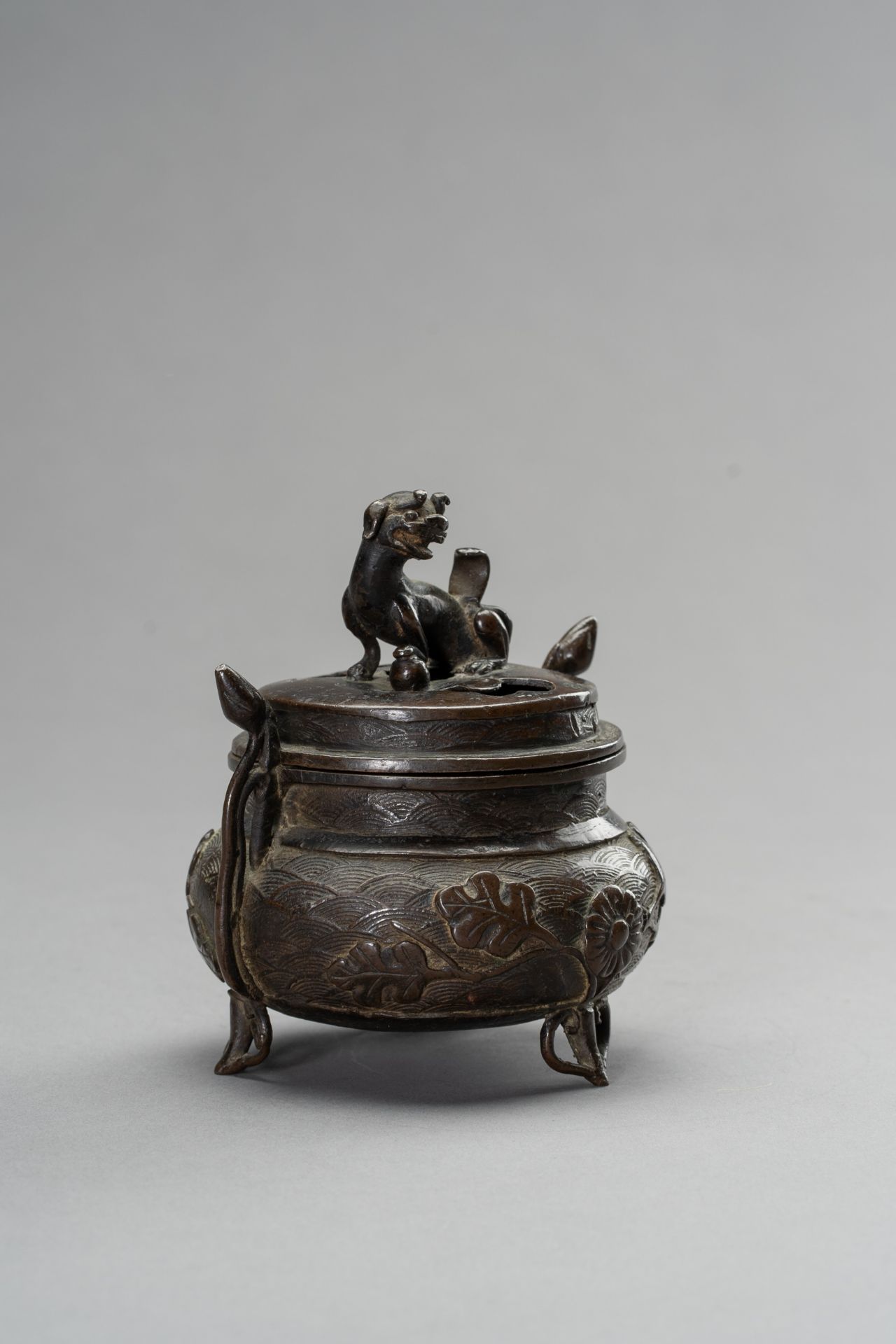 A MINATURE BRONZE TRIPOD CENSER, QING DYNASTY - Image 2 of 11