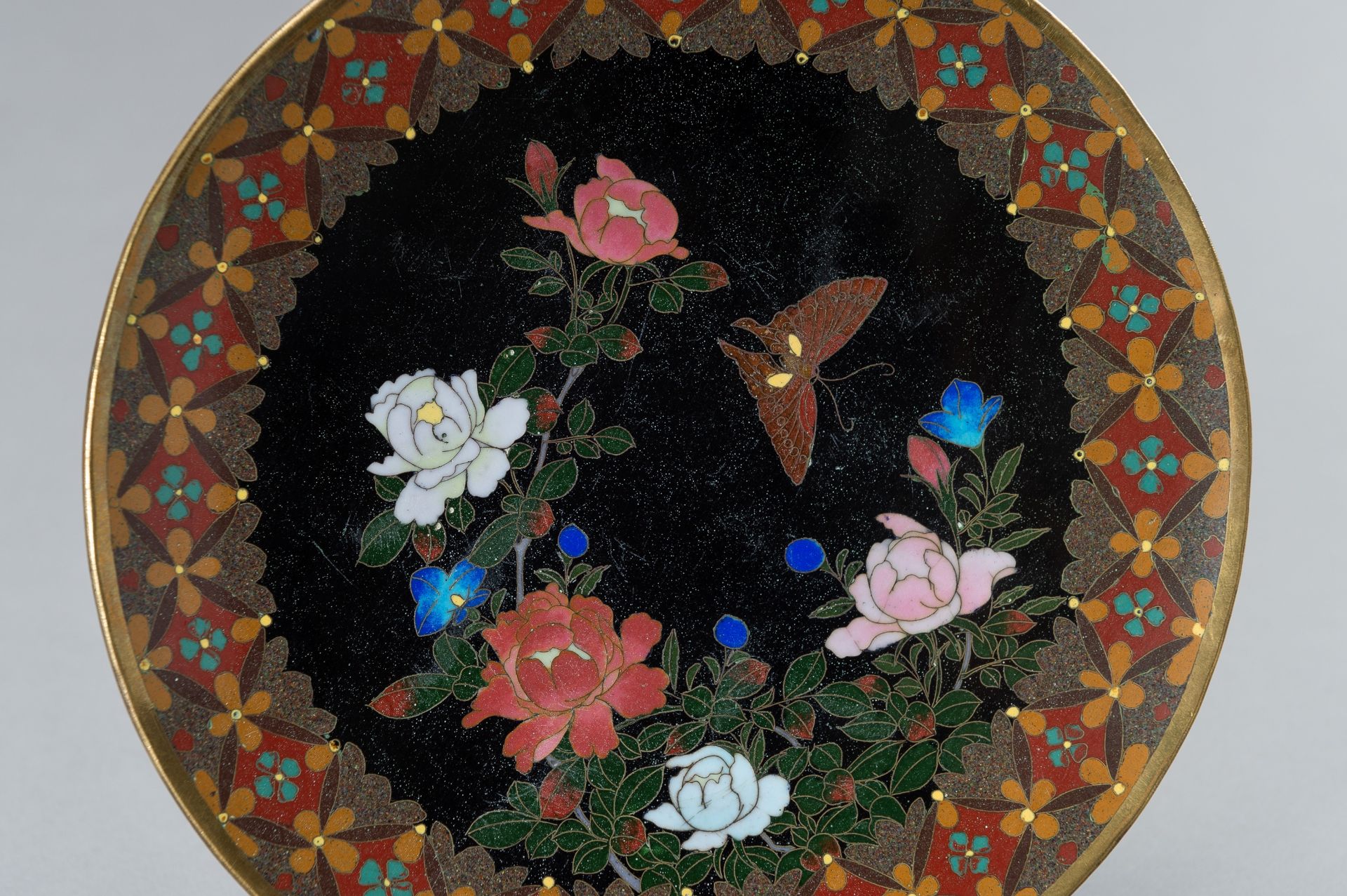 TWO CLOISONNE TRAYS AND ONE CLOISONNE DISH - Bild 6 aus 9