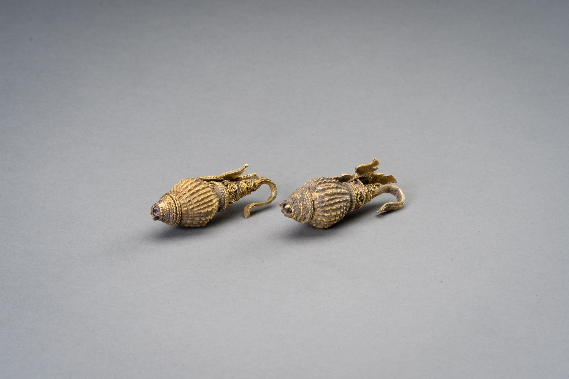 A PAIR OF INDIAN GOLD ORNAMENTS WITH CONCH AND FLOWER - Image 8 of 8