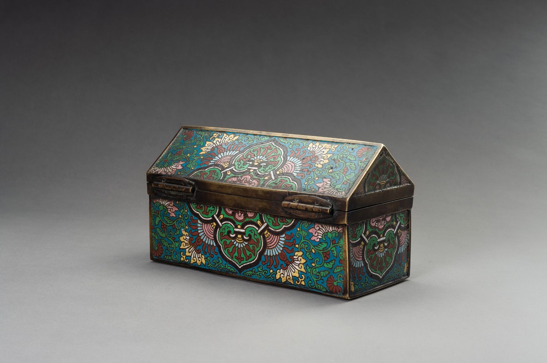 A RECTANGULAR CLOISONNE BOX, LATE QING DYNASTY - Image 8 of 17