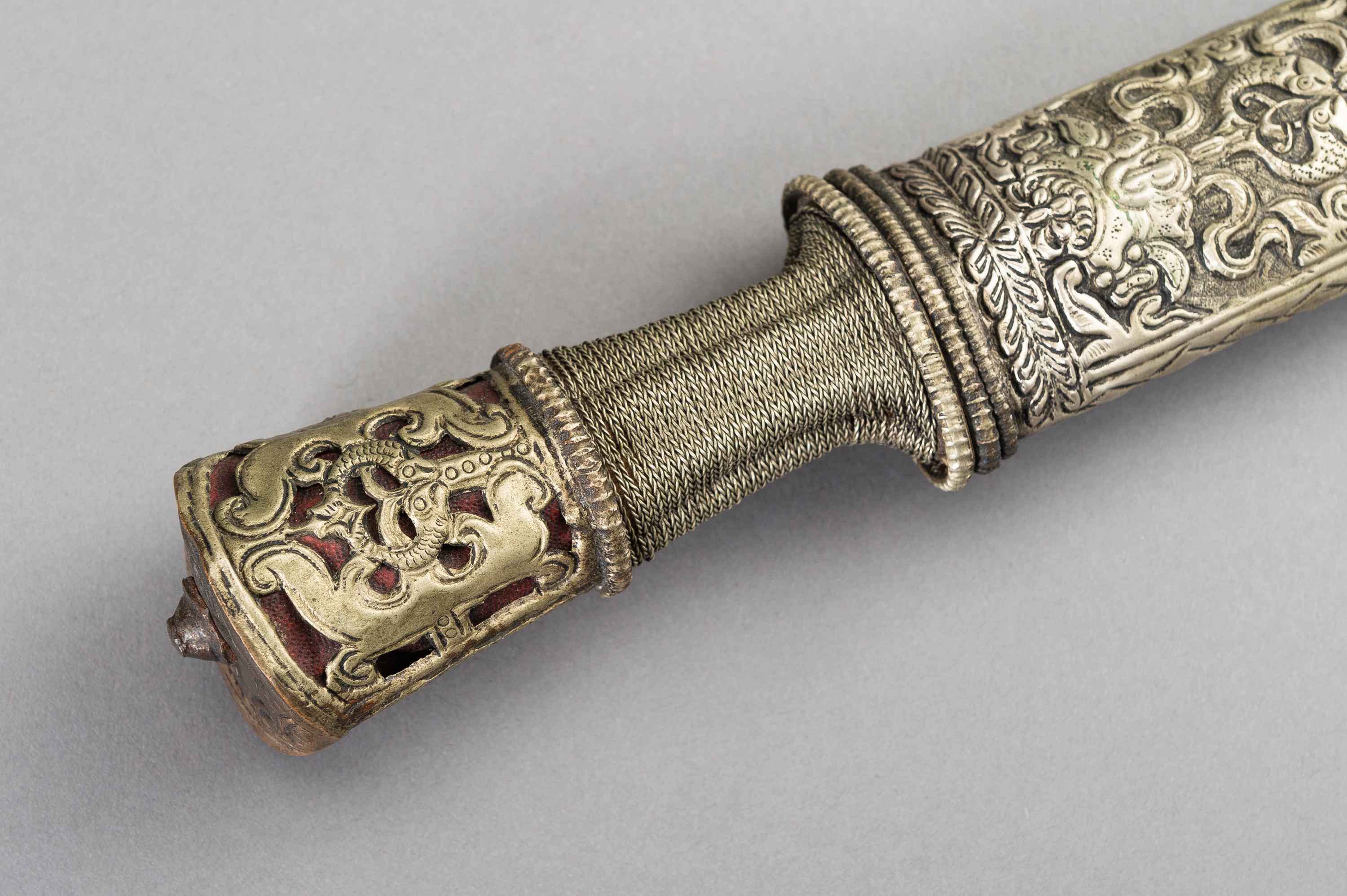 A 'BUDDHIST TREASURES' DAGGER, FIRST HALF OF THE 20TH CENTURY - Image 3 of 7