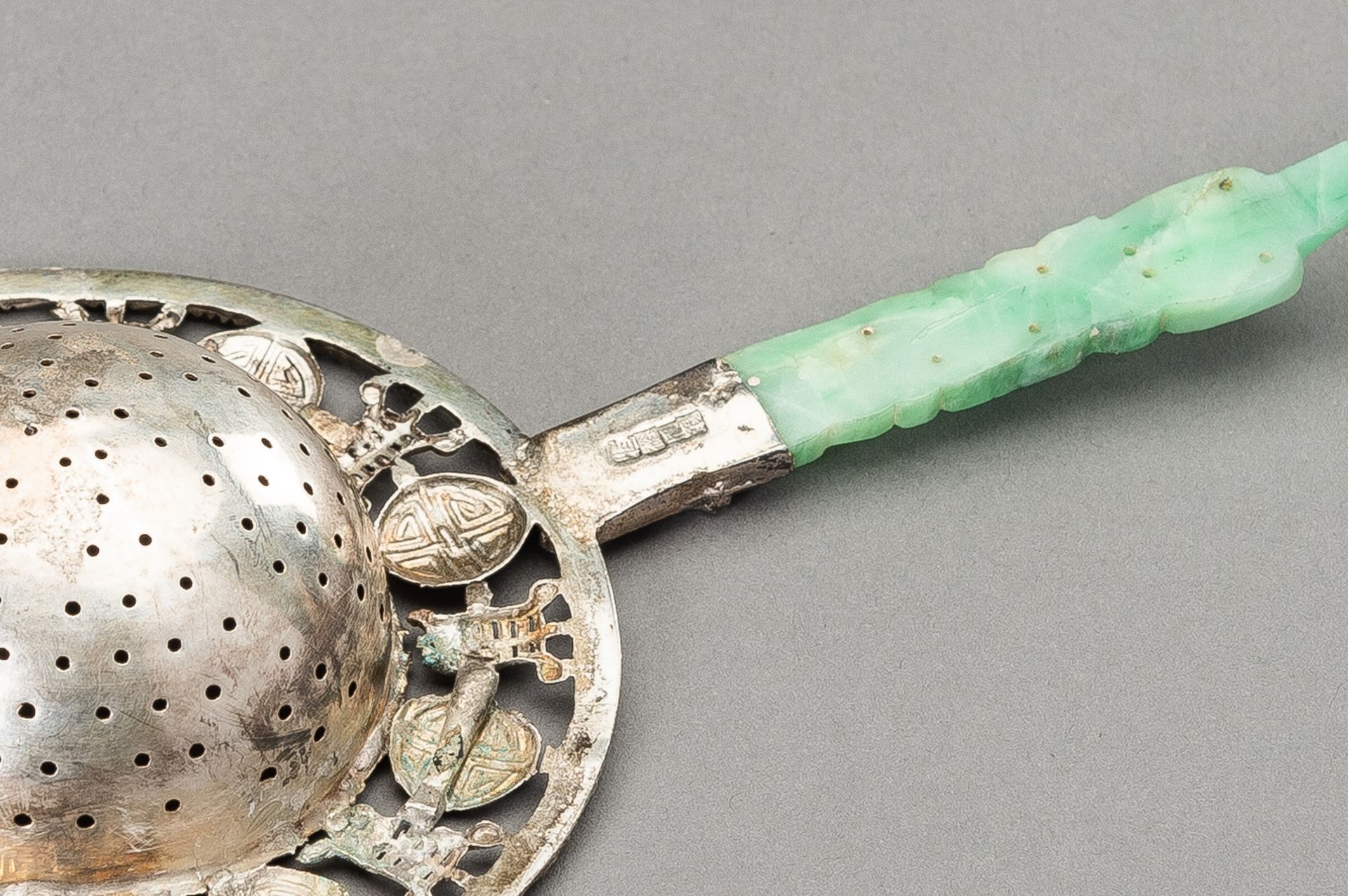 A SILVER-PLATED TEA STRAINER WITH JADEITE HANDLE - Image 5 of 10