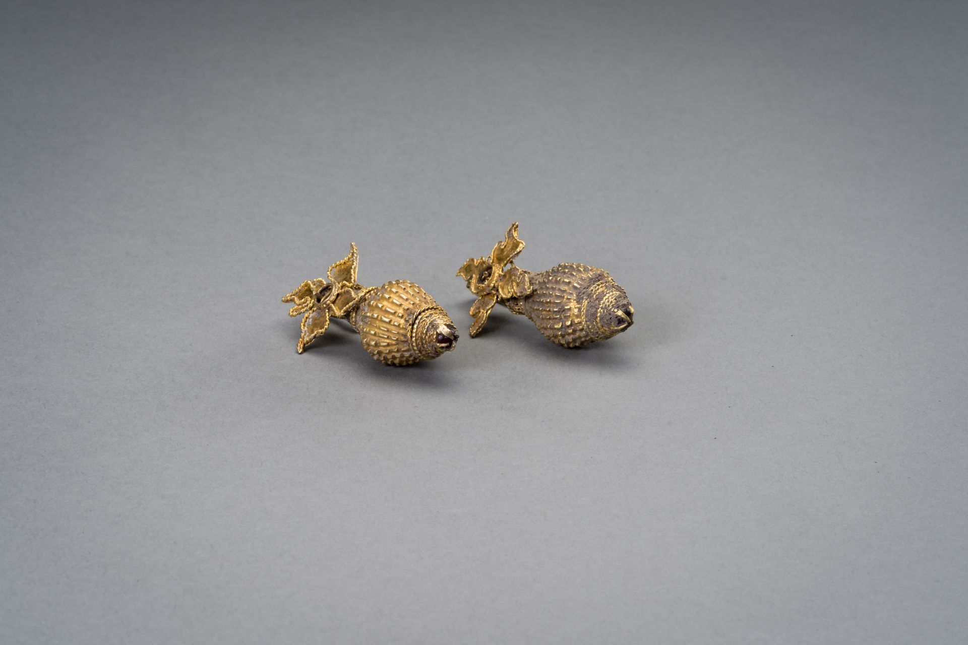 A PAIR OF INDIAN GOLD ORNAMENTS WITH CONCH AND FLOWER - Image 5 of 8