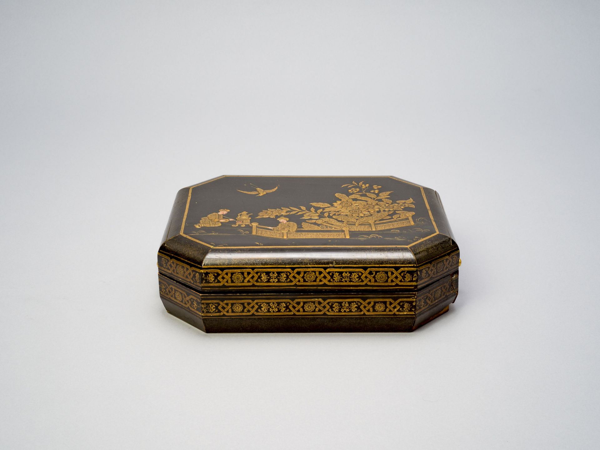 AN OCTAGONAL GILT AND BLACK LACQUER BOX, 17TH CENTURY - Bild 3 aus 5