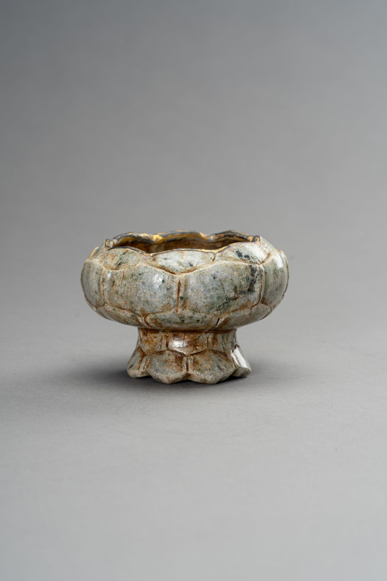 A MUGHAL-STYLE HARDSTONE 'LOTUS' INCENSE BURNER - Image 7 of 10