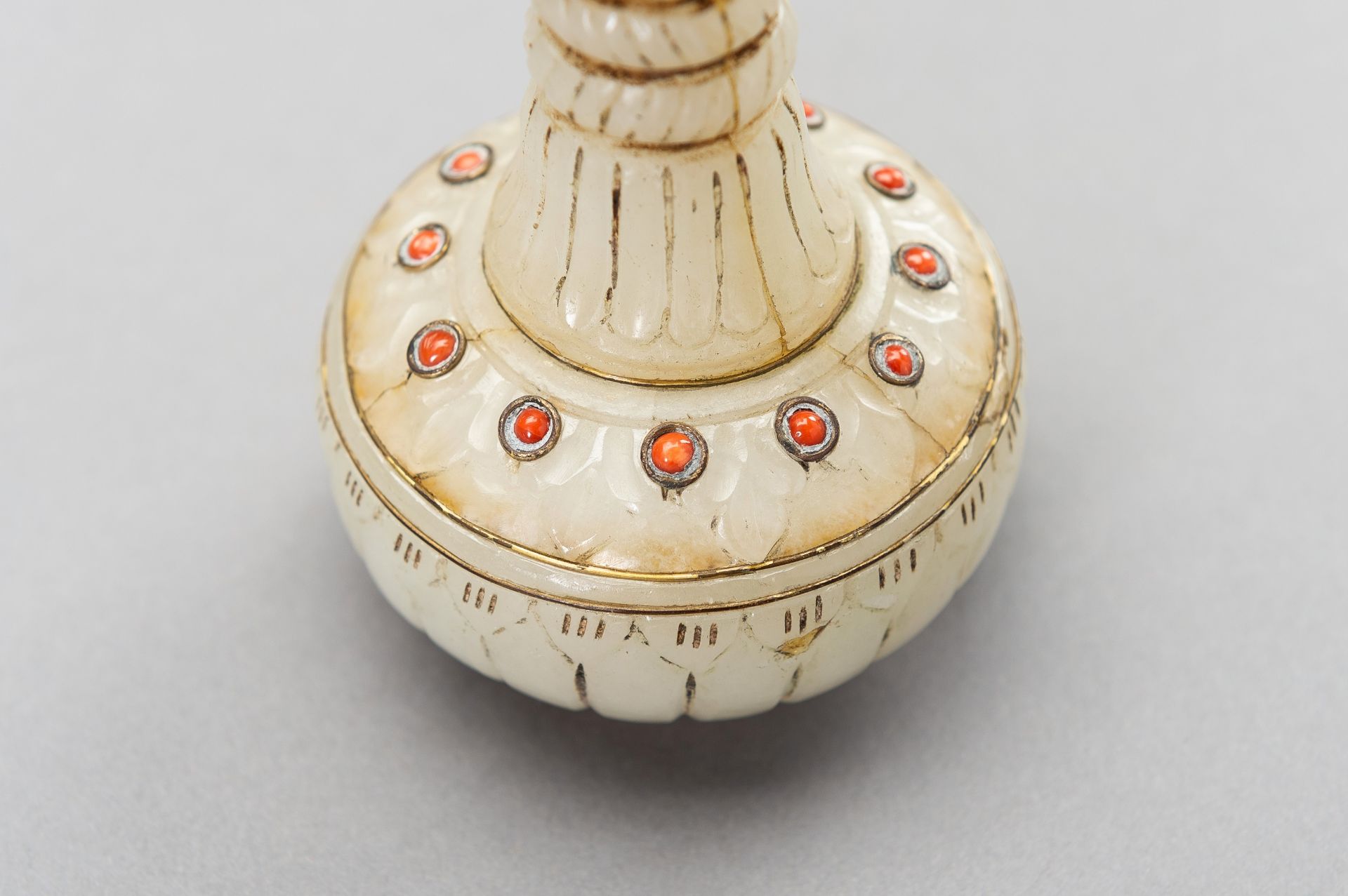 A MUGHAL-STYLE CORAL SET AGATE MINIATURE FLASK - Image 3 of 12