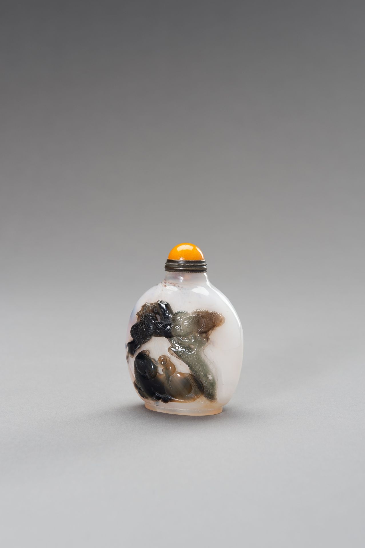 A CHALCEDONY 'HORSE AND MONKEY' SNUFF BOTTLE, 1900s - Image 2 of 11