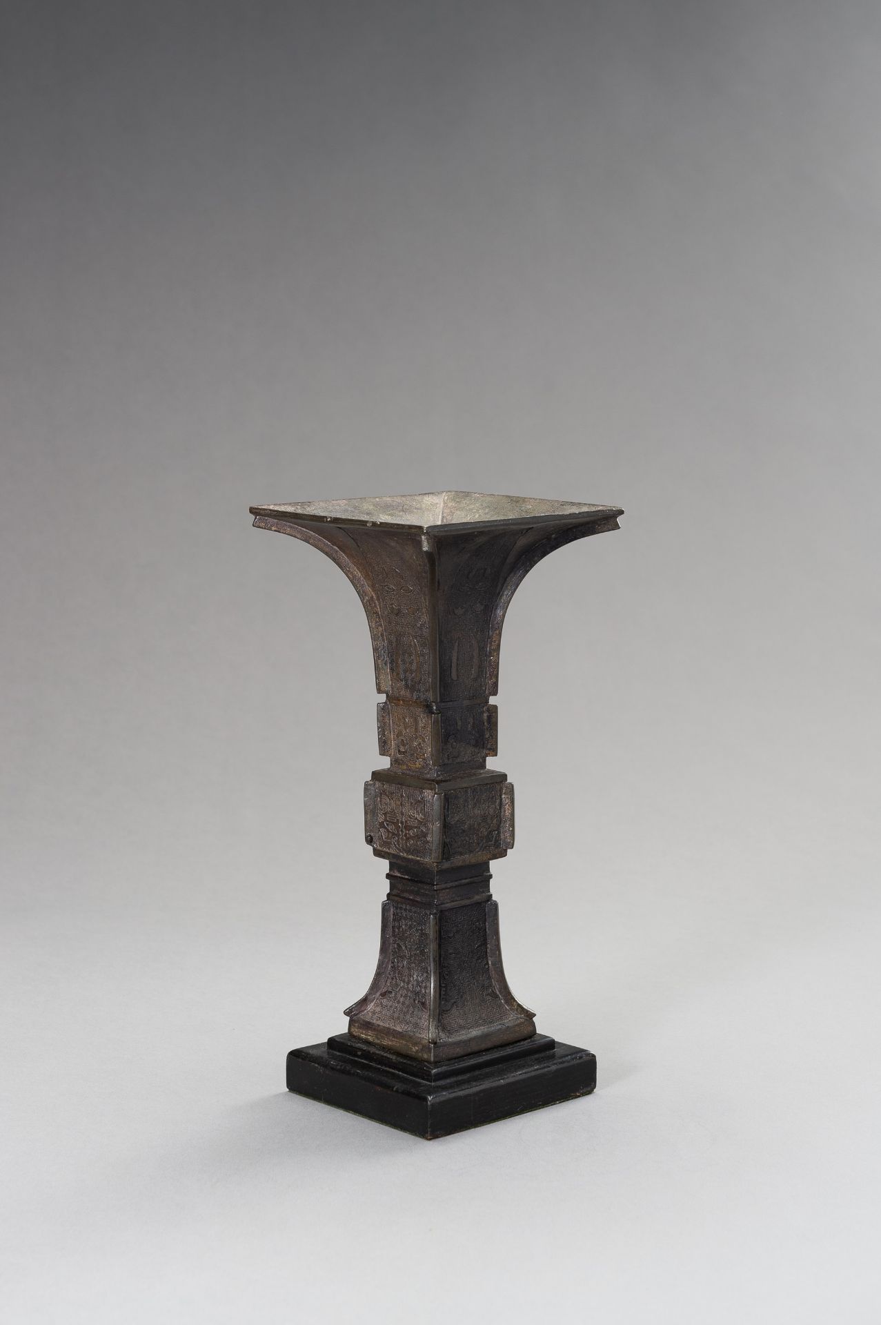 AN ARCHAISTIC BRONZE BEAKER VASE, GU - Image 5 of 11