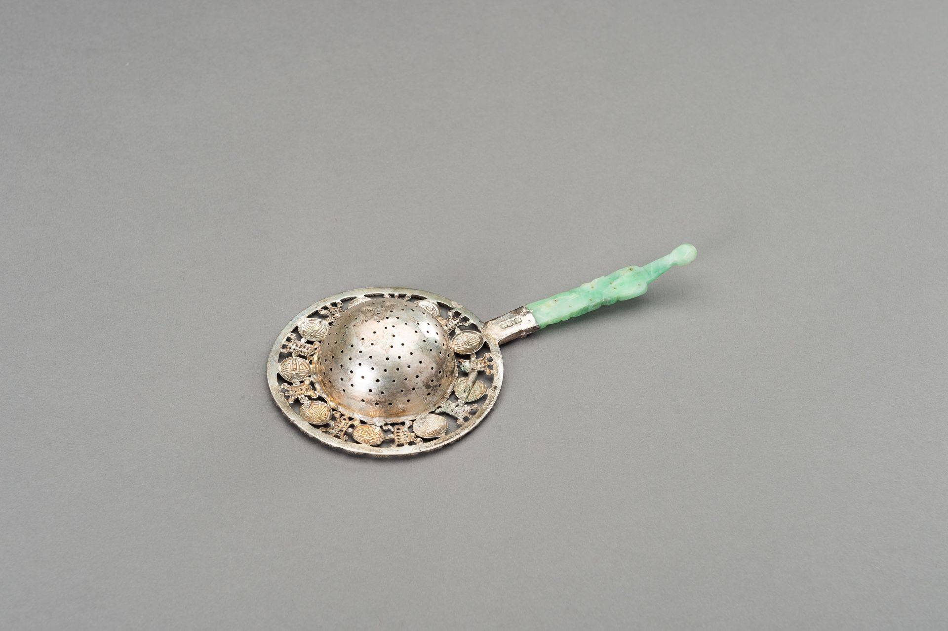 A SILVER-PLATED TEA STRAINER WITH JADEITE HANDLE - Image 10 of 10