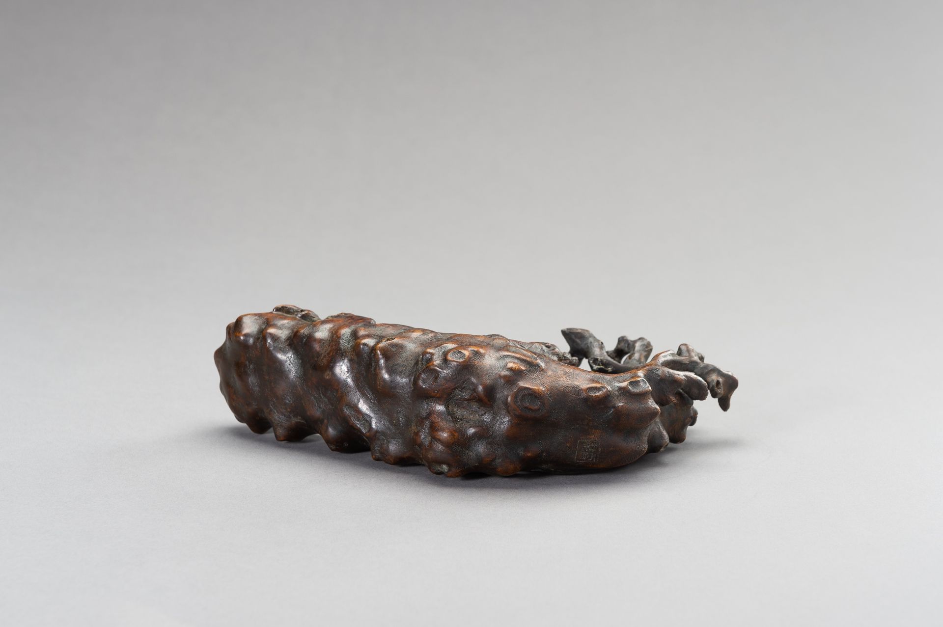 A CHENGXIANGMU ALOESWOOD CARVING OF A SAGE ON A RAFT, QING DYNASTY - Bild 8 aus 11