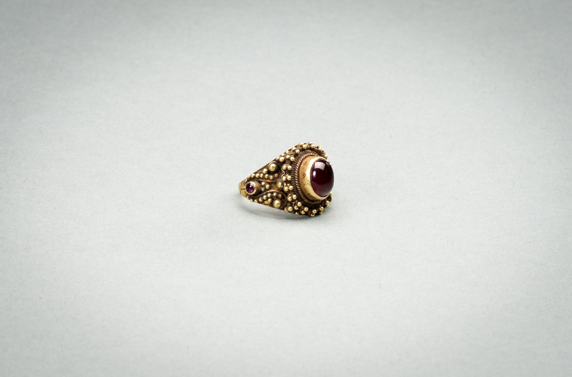 A RUBY-SET GOLD RING - Image 3 of 8