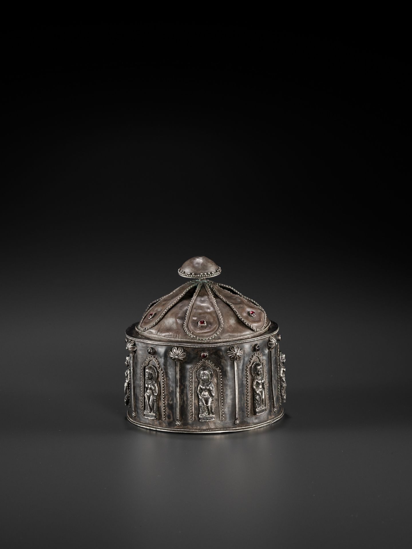 AN INDIAN MIXED METAL BOX AND COVER, 18th - 19th CENTURY - Image 7 of 12