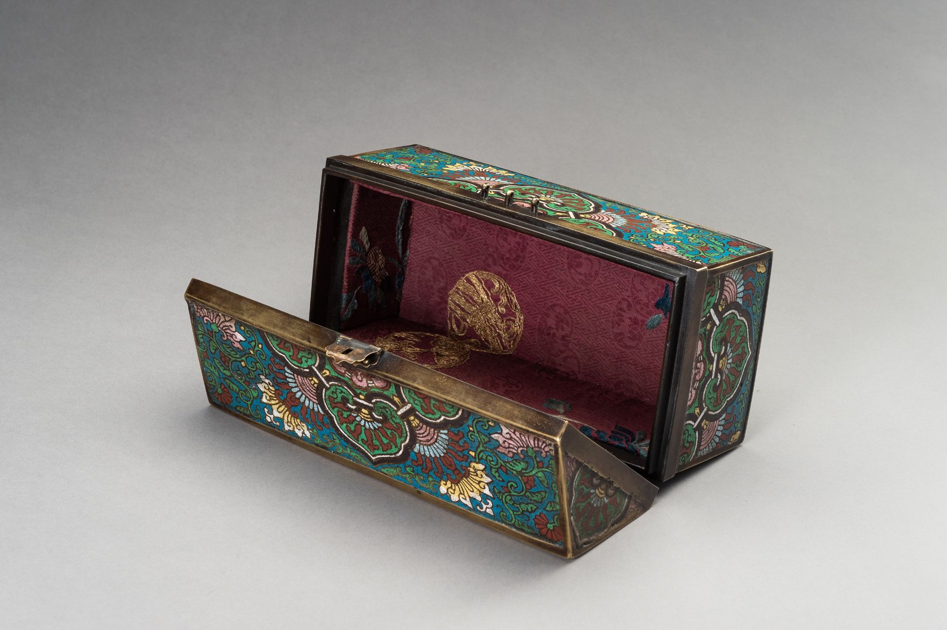 A RECTANGULAR CLOISONNE BOX, LATE QING DYNASTY - Image 12 of 17