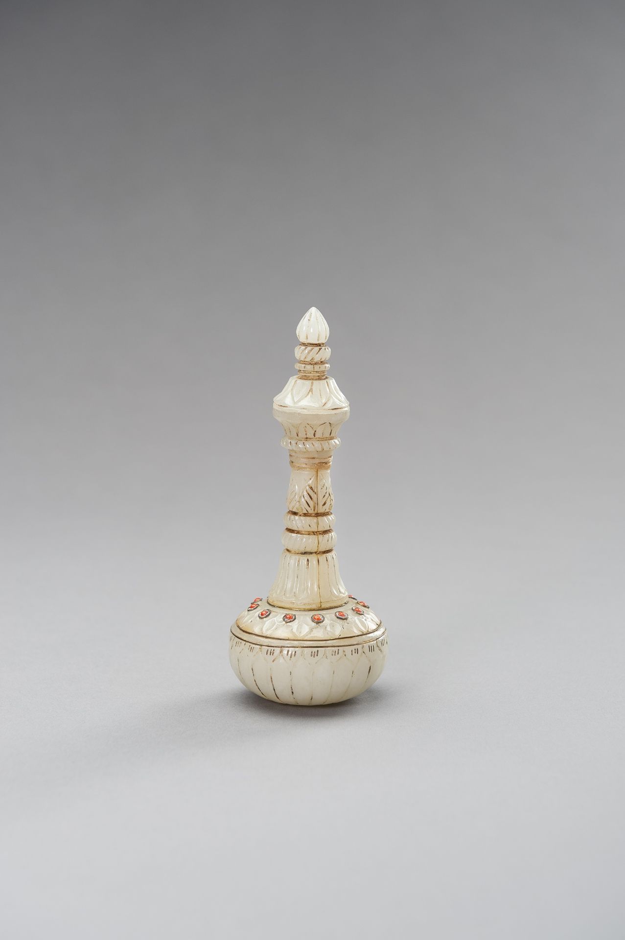 A MUGHAL-STYLE CORAL SET AGATE MINIATURE FLASK - Image 12 of 12