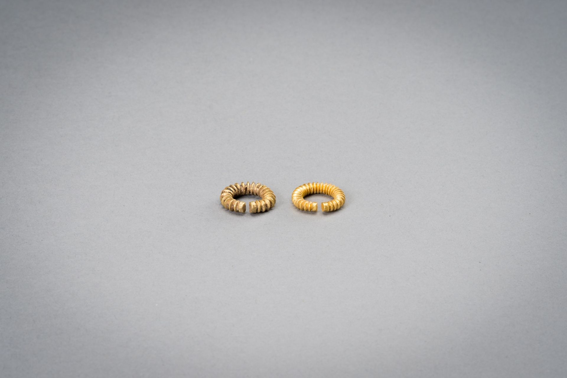 A PAIR OF EARLY CAMBODIAN RIBBED GOLD EARRINGS - Bild 5 aus 6