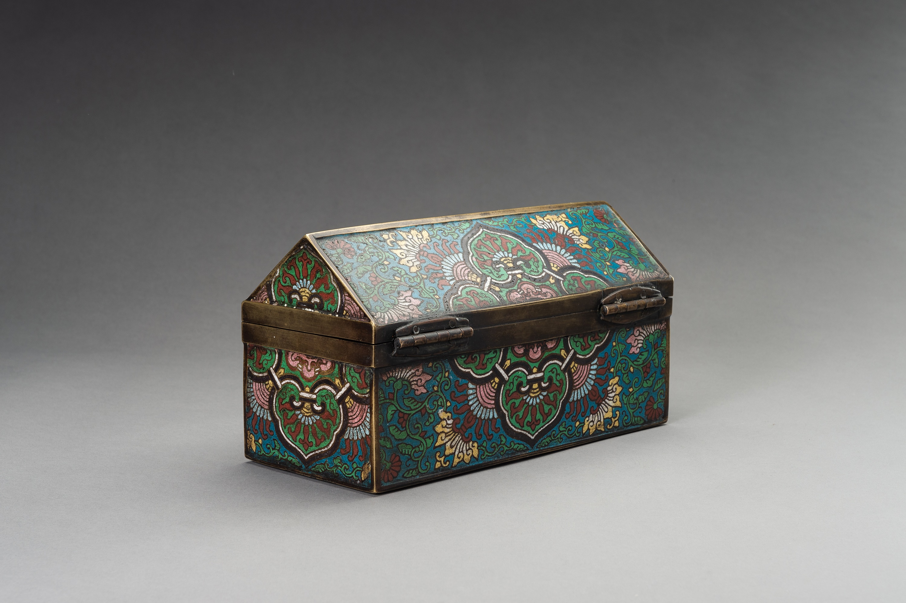 A RECTANGULAR CLOISONNE BOX, LATE QING DYNASTY - Image 4 of 17