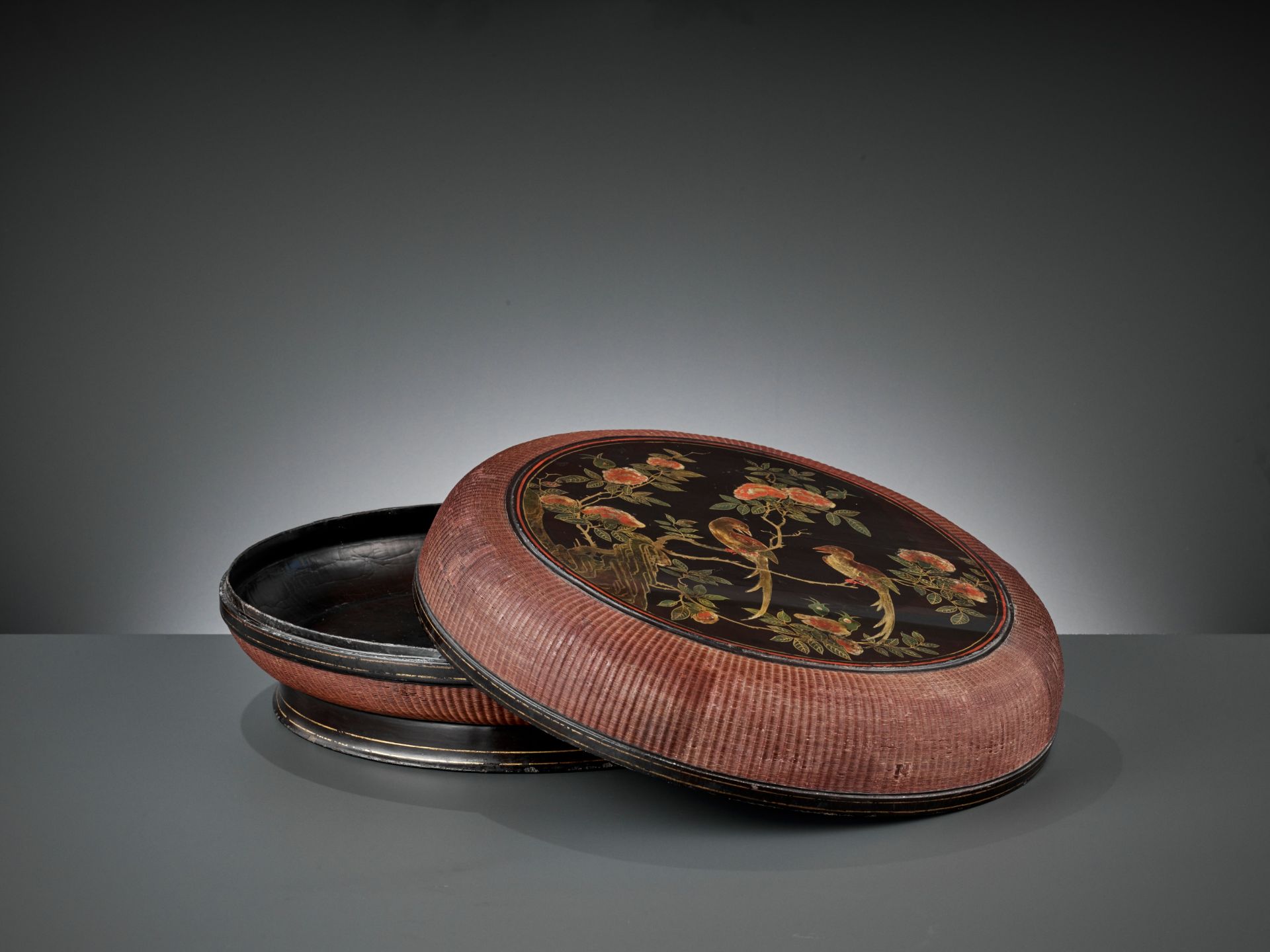 A PAINTED LACQUER 'BASKETWEAVE' BOX AND COVER, DATED 1647 - Bild 2 aus 12