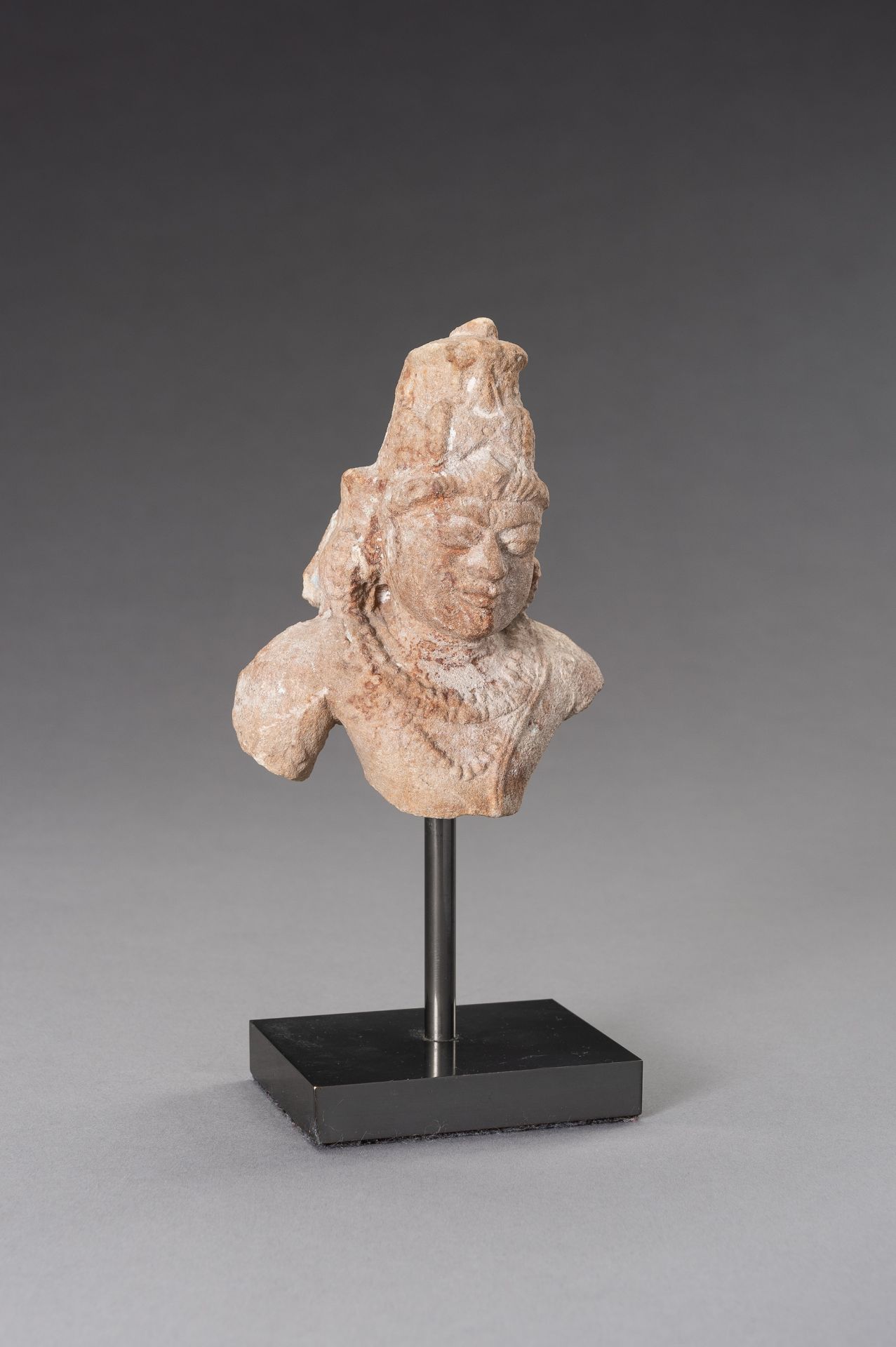 A SMALL SANDSTONE BUST OF SHIVA, 12TH CENTURY - Image 3 of 8