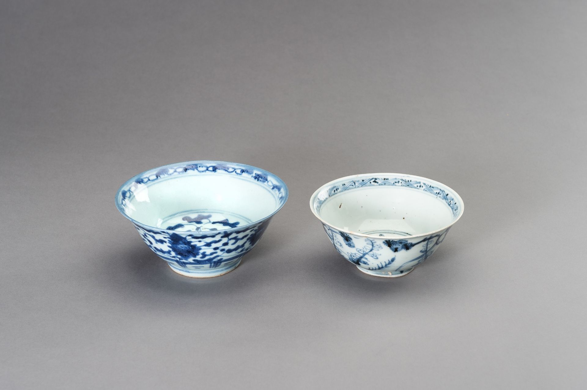 A SET OF TWO BLUE AND WHITE 'FLORAL' BOWLS, TRANSITIONAL PERIOD - Image 2 of 10