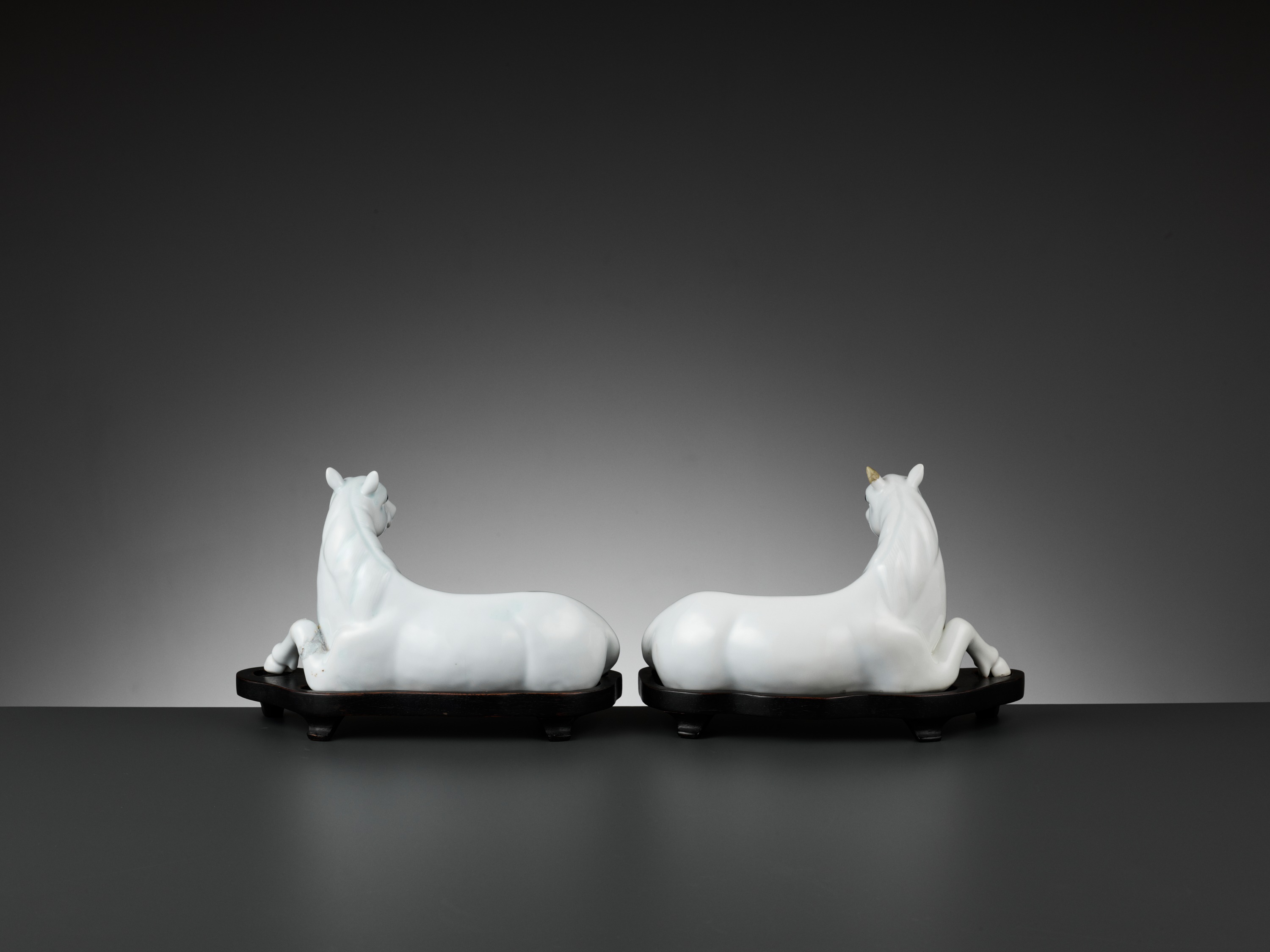 A PAIR OF WHITE-GLAZED FIGURES OF HORSES, QING DYNASTY - Image 8 of 10