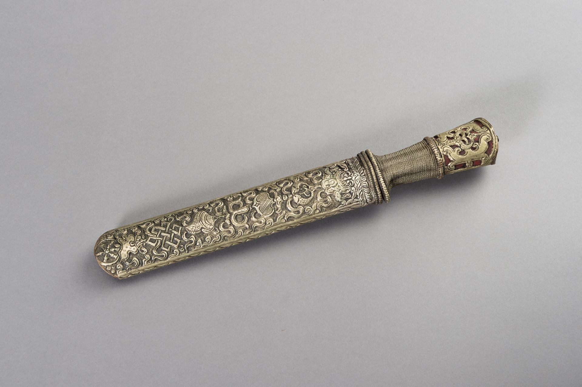 A 'BUDDHIST TREASURES' DAGGER, FIRST HALF OF THE 20TH CENTURY - Image 2 of 7